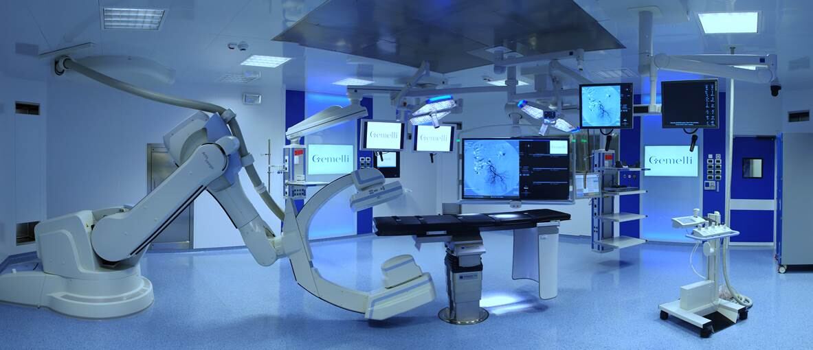 Ein moderner, leerer Hybrid-Operationssaal mit Bildgebungstechnik und OP-Leuchten